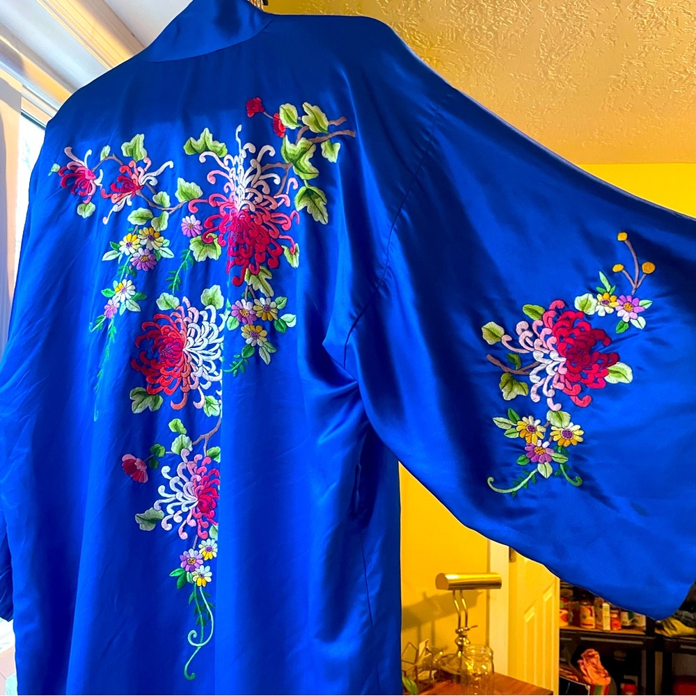 ✨SOLD✨ Chinese Silk embroidered floral kimono robe Cobalt blue dressing gown Sm